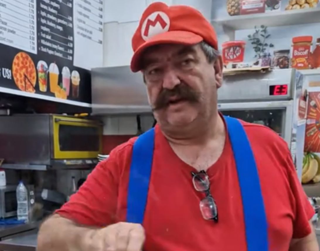 Ο «Super Mario» της Κρήτης φτιάχνει κρέπες (VIDEO)