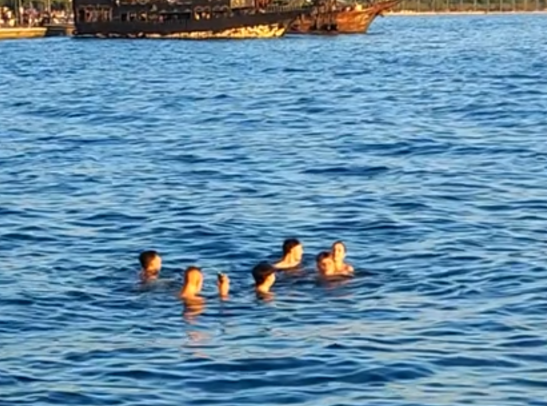 Νεαροί κολυμπούν στον Θερμαϊκό Θεσσαλονίκης (VIDEO)