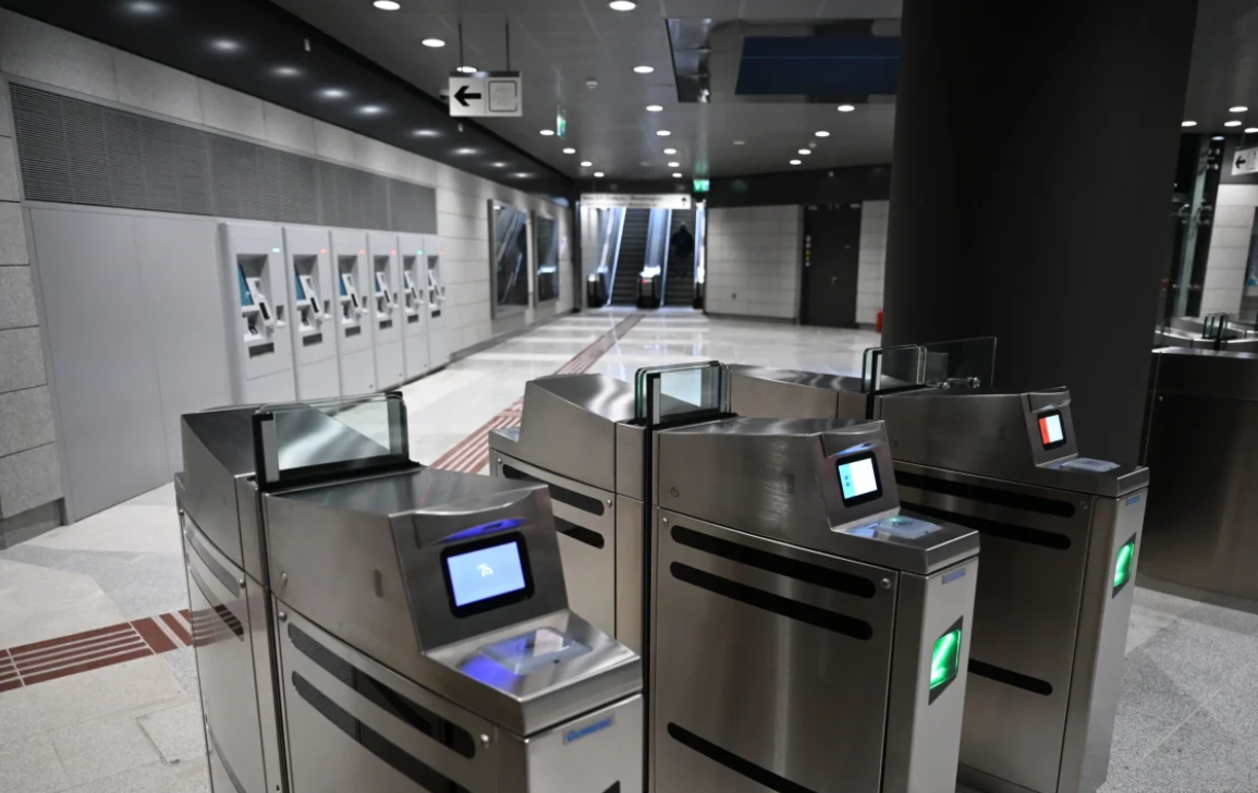 Το Μετρό Θεσσαλονίκης δίνει ρέστα 4 ευρώ αντί για 40 λεπτά (VIDEO)