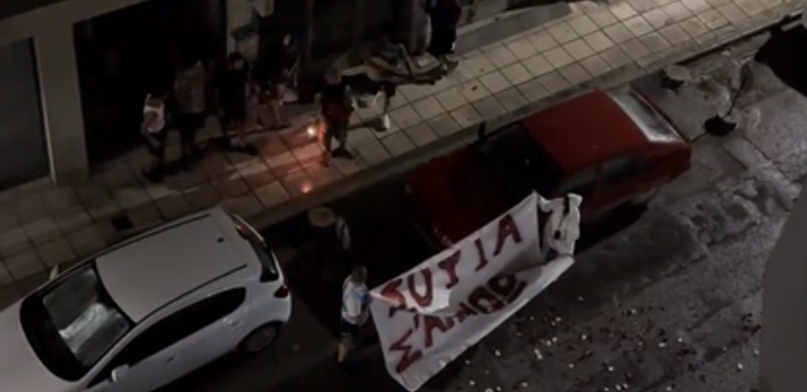 Η καντάδα που… τρέλανε το διαδίκτυο: Νεαρός τραγουδά στη Σοφία με κιθάρα και καπνογόνα (VIDEO)