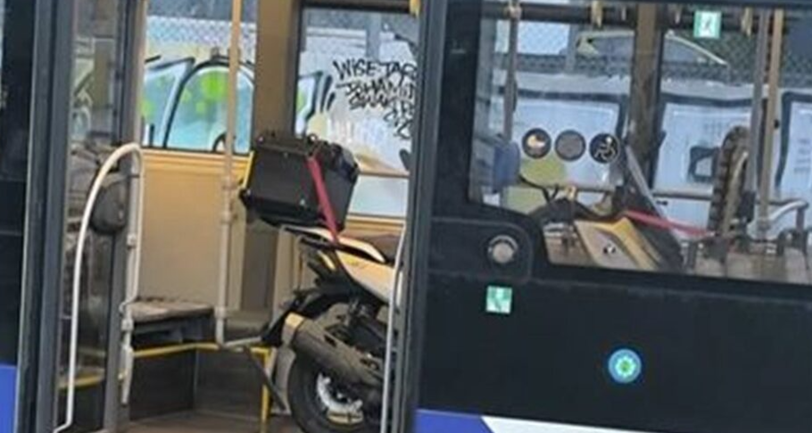 Οδηγός λεωφορείου μεταφέρει μηχανή με το… λεωφορείο (VIDEO)