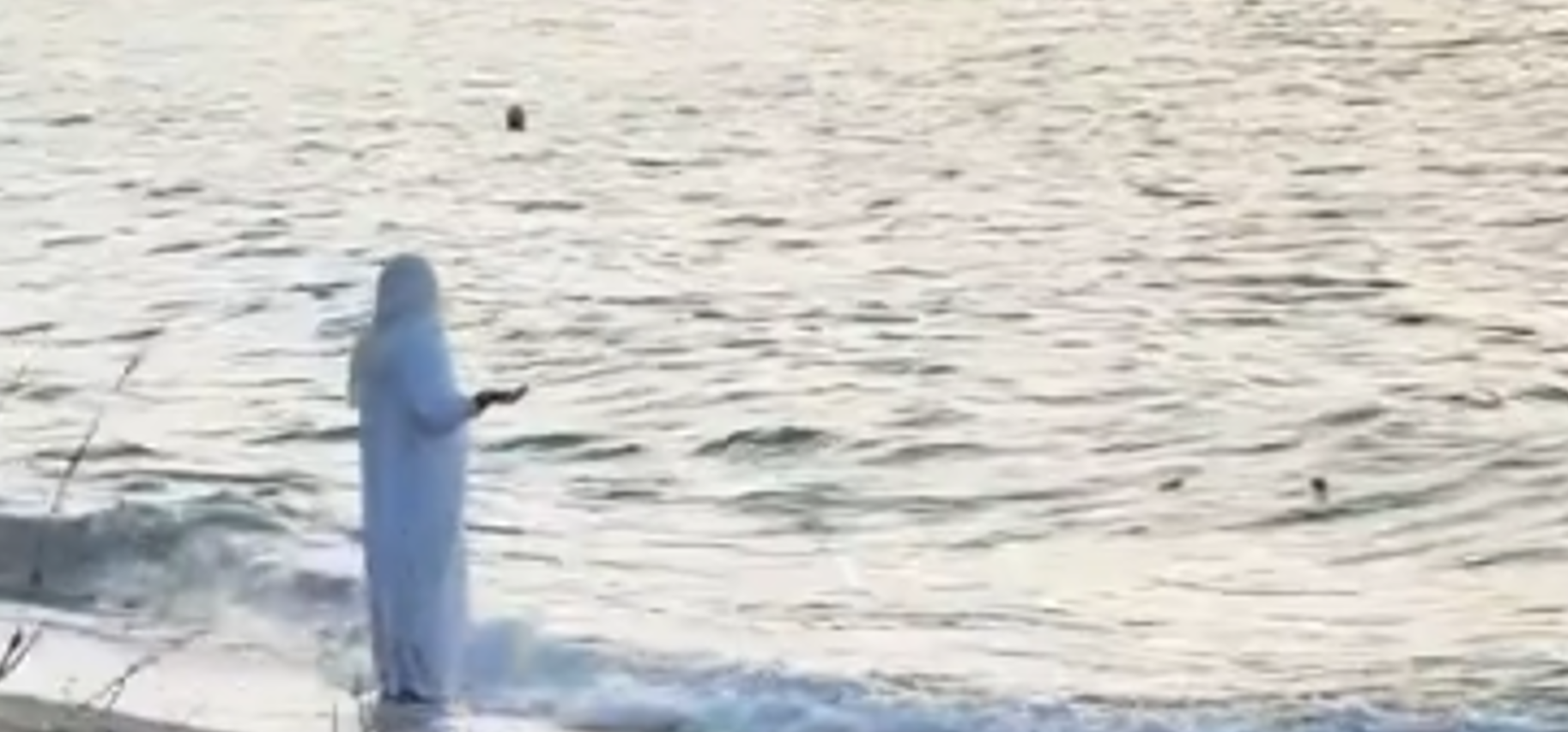 Viral video με μυστηριώδη γυναίκα στα λευκά (VIDEO)