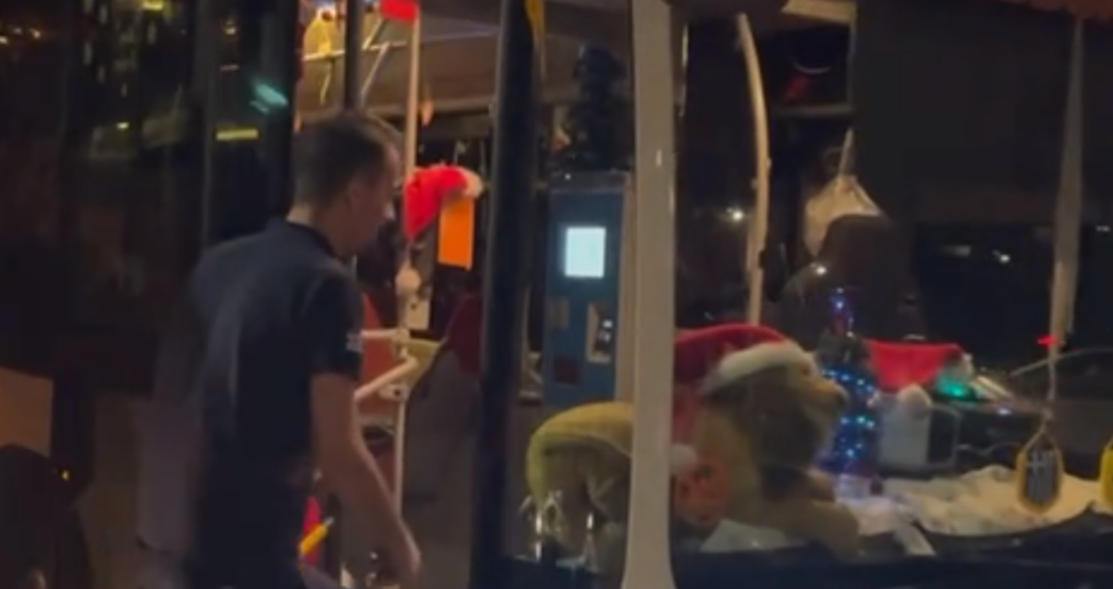 Viral το χριστουγεννιάτικο λεωφορείο της Θεσσαλονίκης (VIDEO)