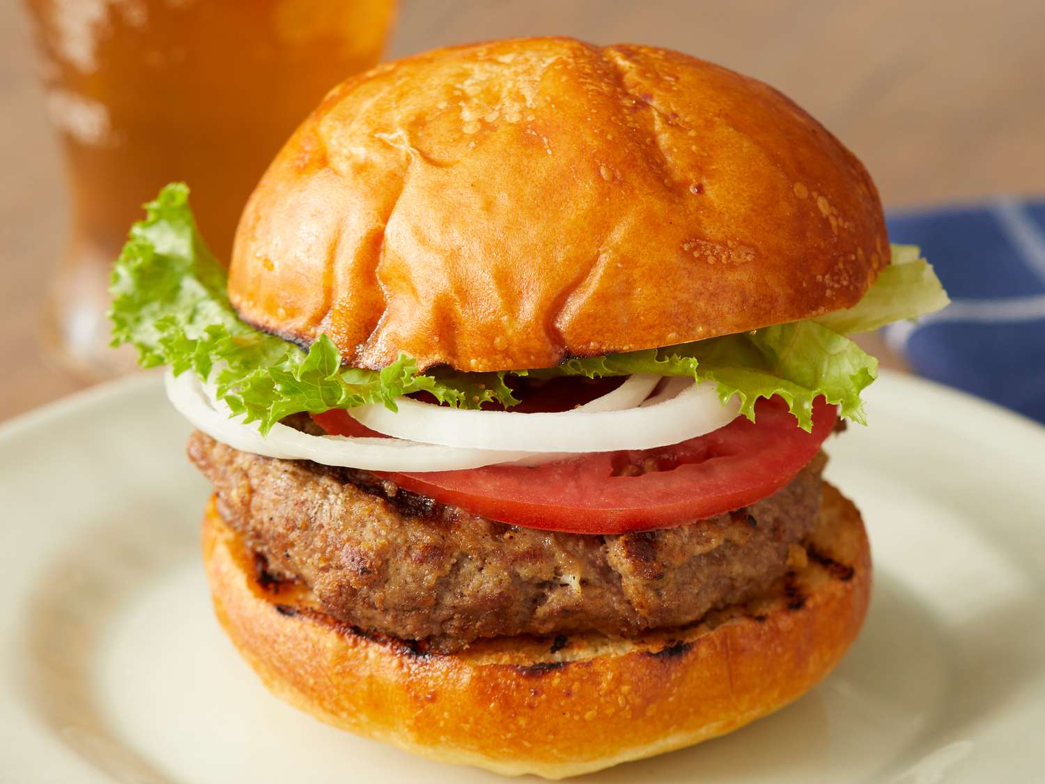 Αγόρασε burger και βρήκε 5.000 δολάρια μέσα στο πακέτο – Viral περιστατικό (VIDEO)