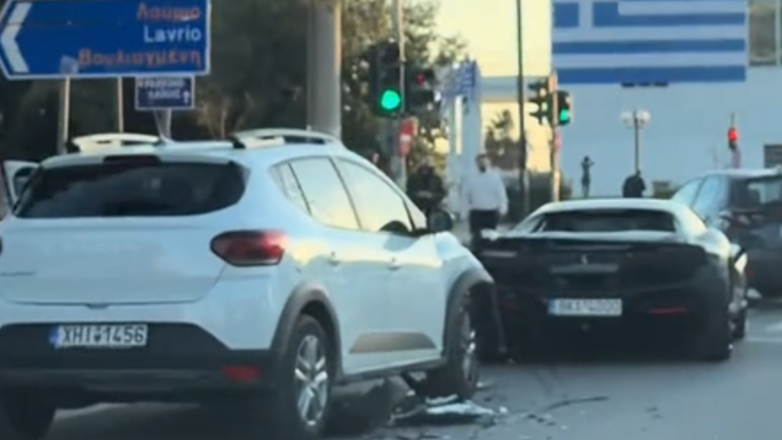 Πρωτοφανής σύγκρουση στη Γλυφάδα - Dacia έπεσε σε Ferrari (VIDEO)