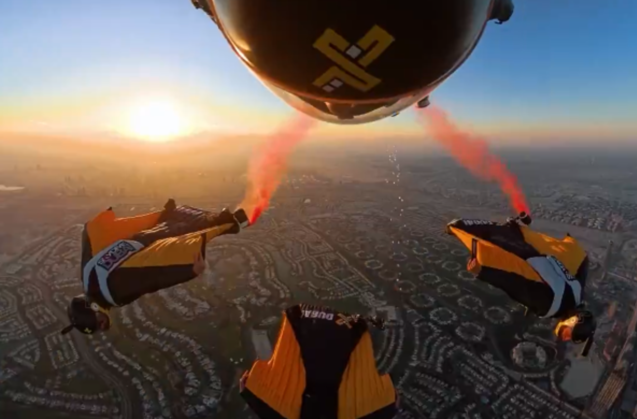 Ακραίο εγχείρημα skydiving στο Ντουμπάι (VIDEO)