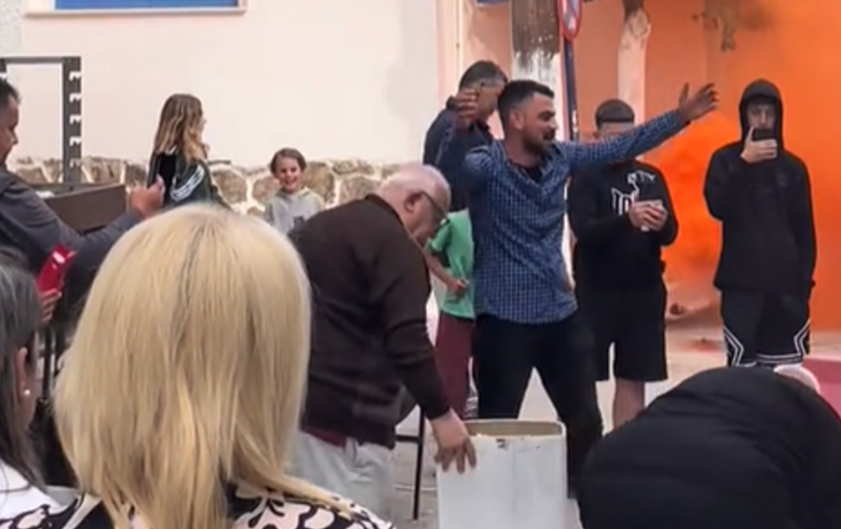 Απίστευτο γλέντι με σπάσιμο τουαλέτας στην Εύβοια βγαλμένο από τη σκηνή «Ηλία Ρίχτο» (VIDEO)