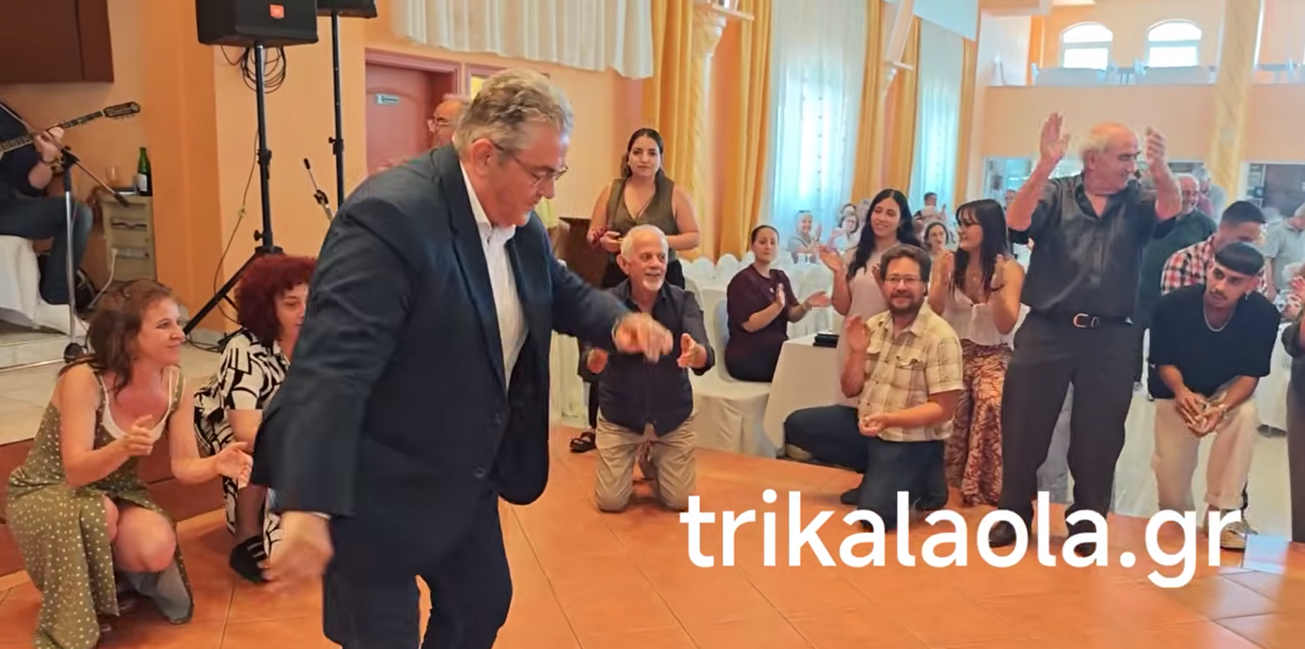 Το βαρύ ζεϊμπέκικο του Δημήτρη Κουτσούμπα (VIDEO)