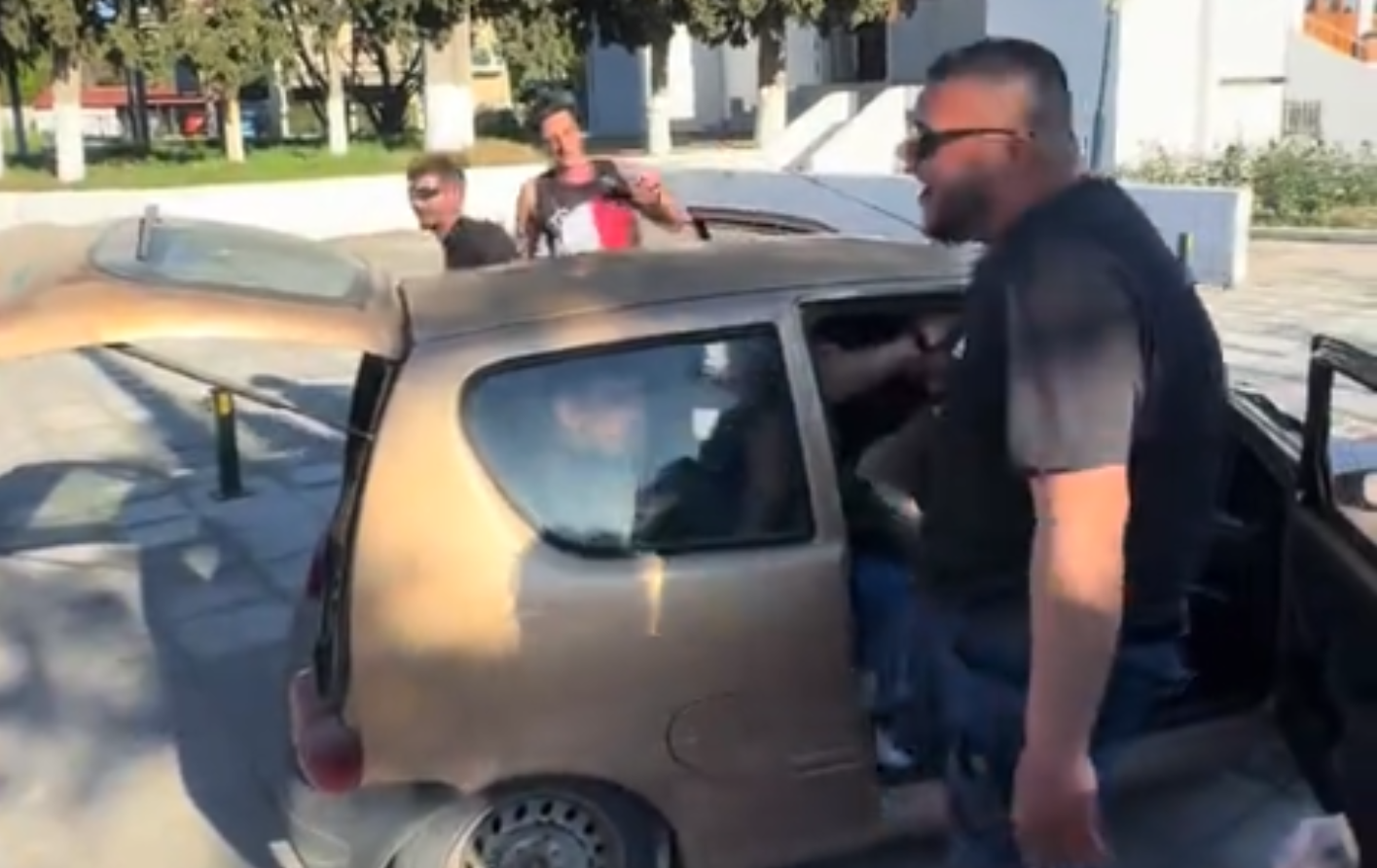 Απίστευτο - Μπήκαν 11 άτομα σε Fiat Seicento (VIDEO)