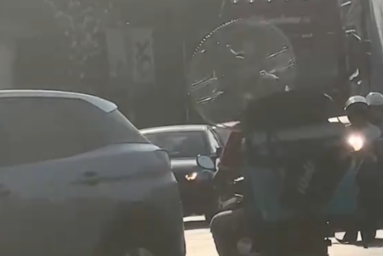 Δεν άντεχε άλλο τον καύσωνα - Ντελιβεράς έβαλε γιγάντιο ανεμιστήρα στο μηχανάκι του και έγινε viral (VIDEO)