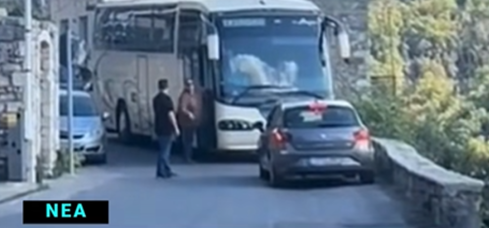 «Κόλλησε» μπροστά στο λεωφορείο και η όπισθεν κατέληξε σε… επικό fail (VIDEO)