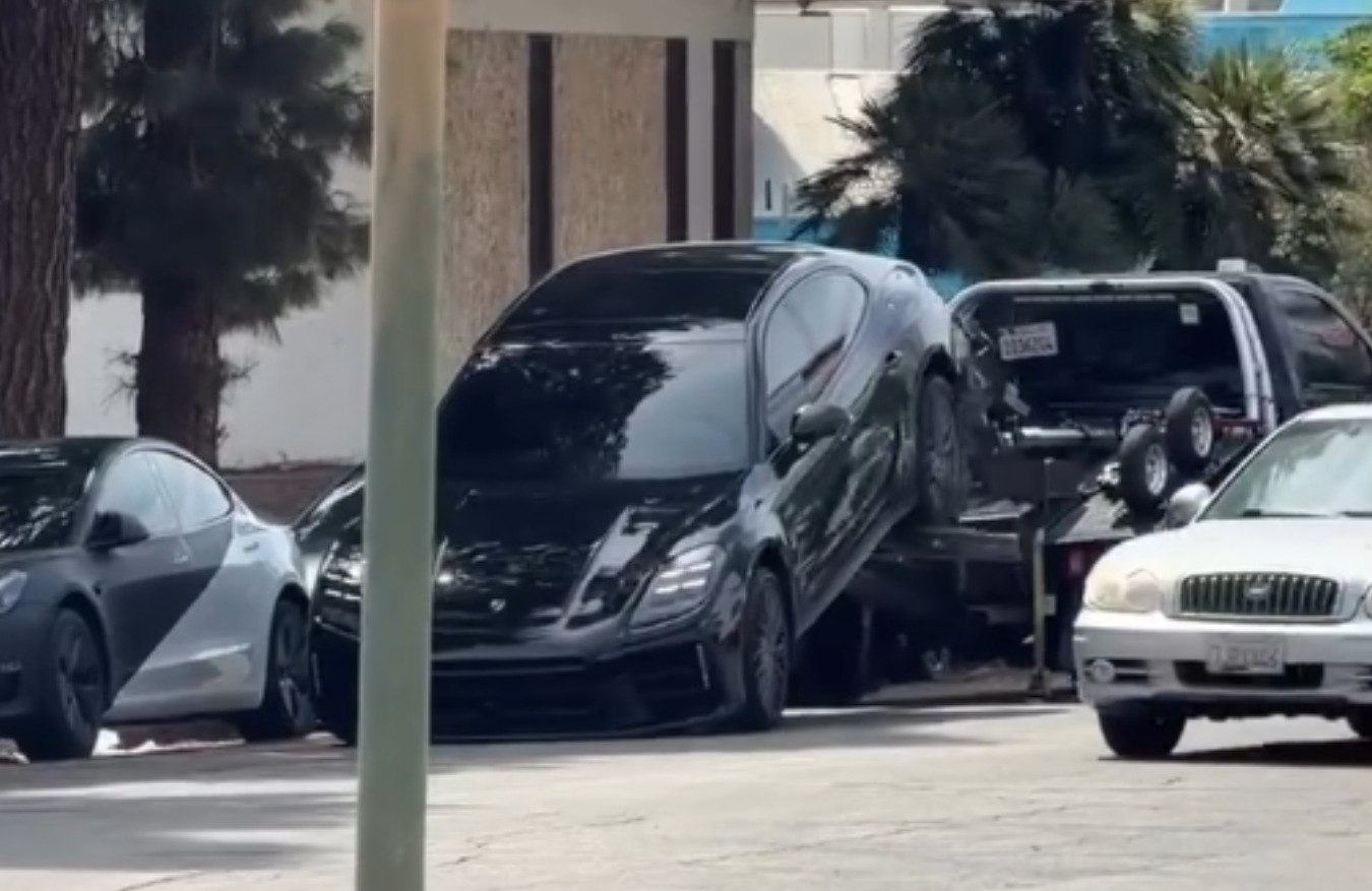 Απίστευτο σκηνικό - Οδηγός Porsche γκαζώνει ενώ την παίρνει γερανός (VIDEO)