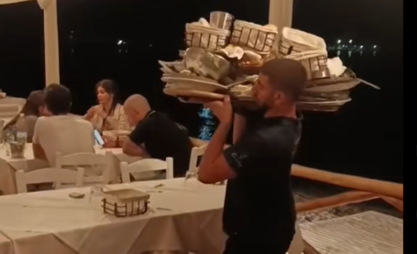 Το viral βίντεο του Έλληνα σερβιτόρου που σηκώνει δίσκο σαν τον «Γολιάθ»