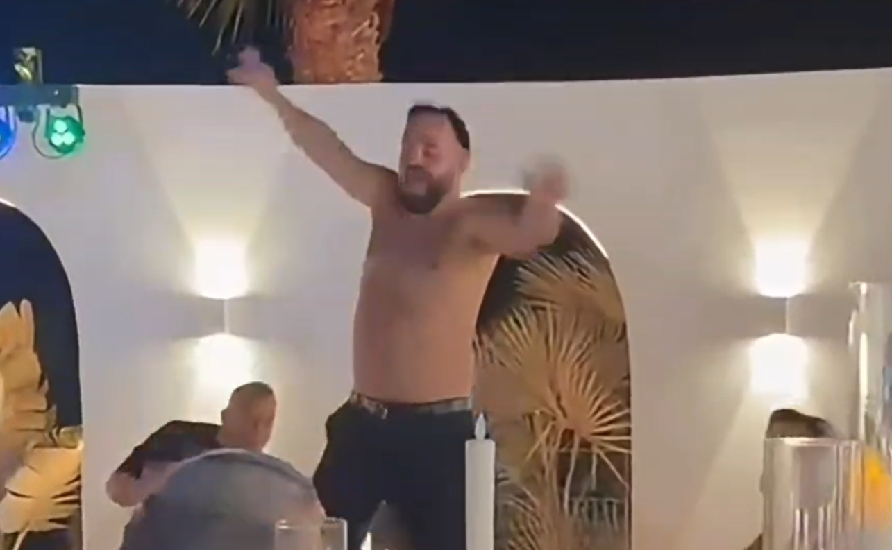 Επική βουτιά από τραπέζι σε γλέντι (VIDEO)