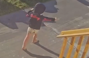 Viral ο 3χρονος που αψήφησε το «όχι» της μαμάς του και περπάτησε 800 μέτρα για τη γιαγιά του (VIDEO)