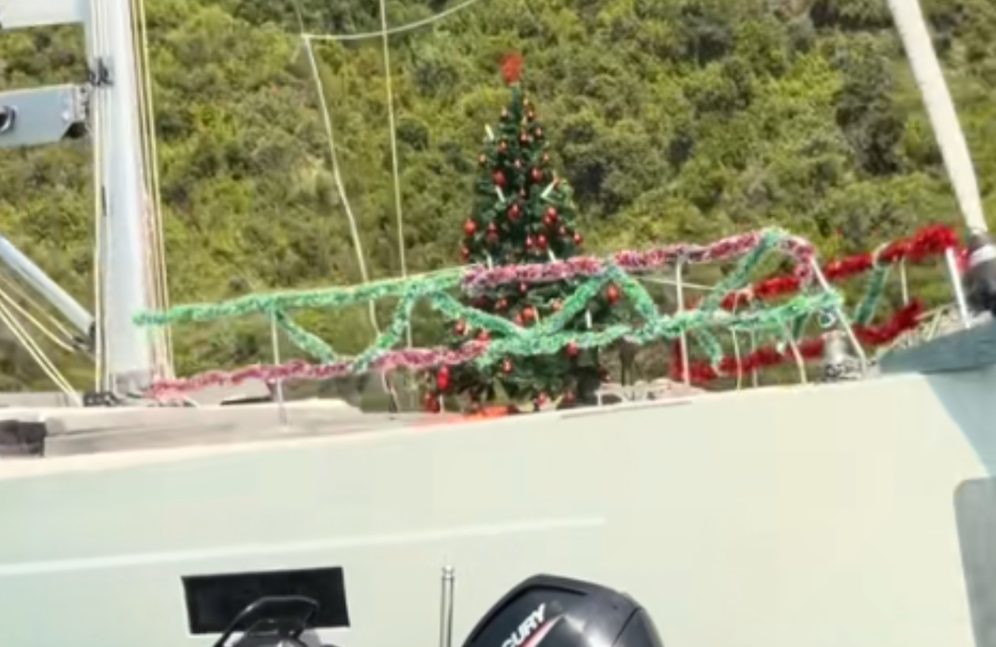 Christmas mood από Σεπτέμβριο - Στολισμένο σκάφος έκλεψε τις εντυπώσεις (VIDEO)