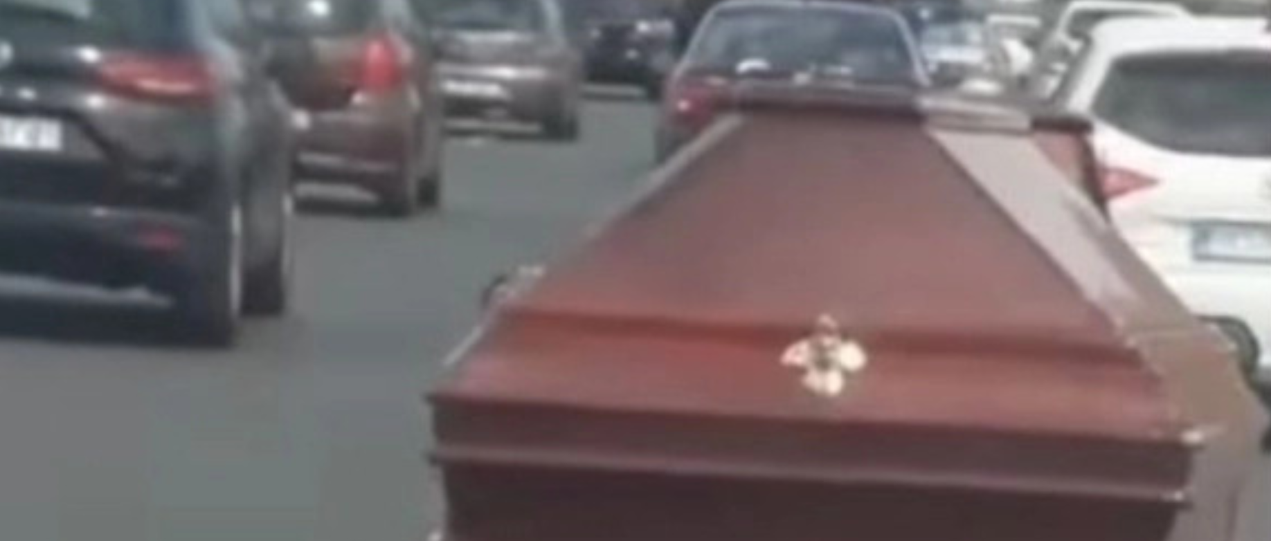 Με φέρετρο πάνω σε τρέιλερ στην Εθνική Οδό (VIDEO)