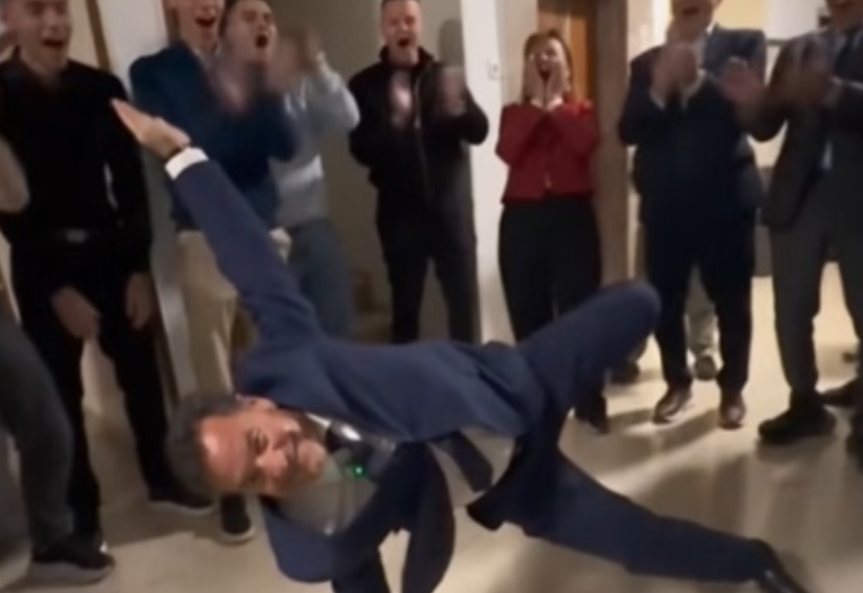 Ο Άδωνις Γεωργιάδης σε ρόλο break dancer γίνεται viral (VIDEO)